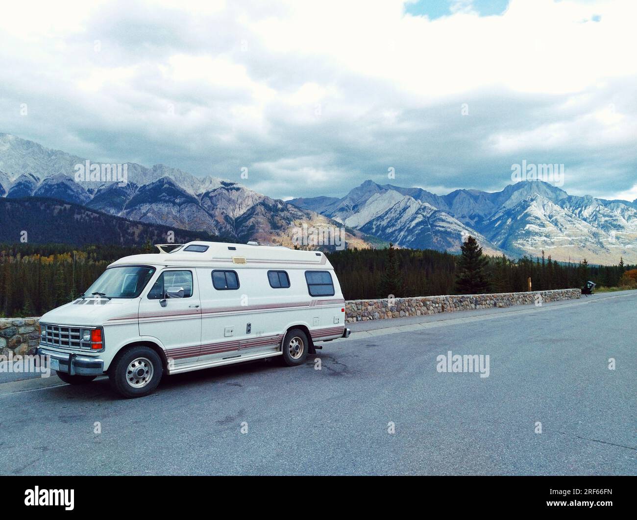 Geparkter Kleinbus auf einer Seite der Autobahn in der Nähe des Banff Nationalparks Alberta, Kanada. Roadtrip Journey-Konzept. Stockfoto