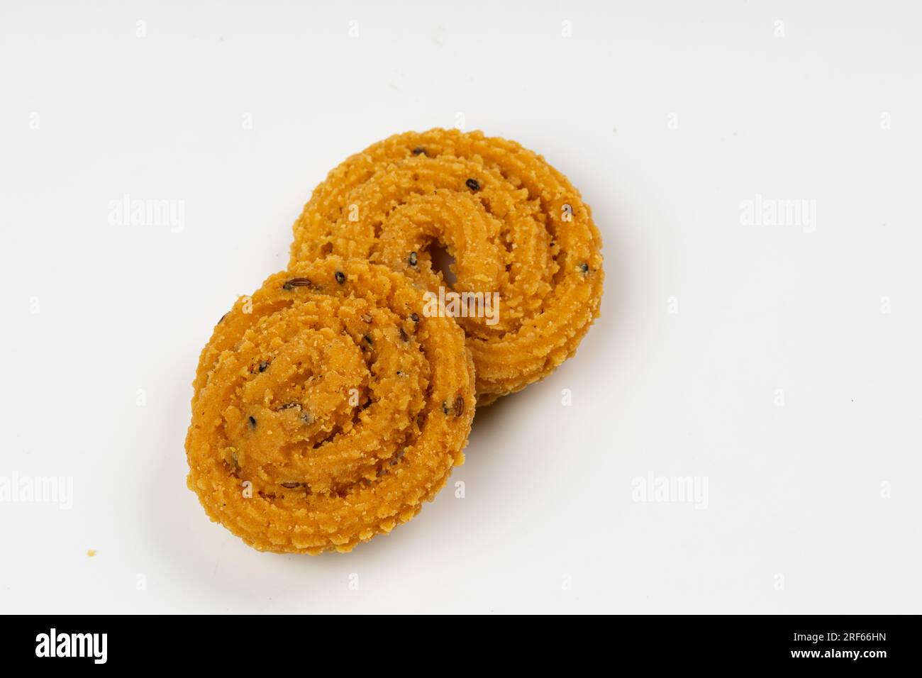 MURUKKU, Kerala Spezial-Snack aus Reismehl, isoliertes Bild auf weißem Hintergrund. Stockfoto