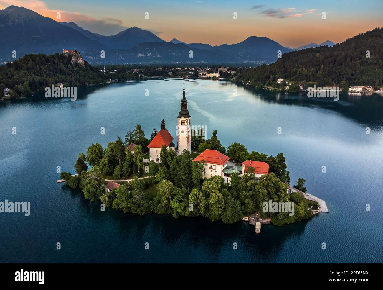 Bled, Slowenien - Luftaufnahme der Pilgerkirche Maria Himmelfahrt am Blejsko Jezero mit Schloss Bled (Blejski Grad) und Julian Stockfoto