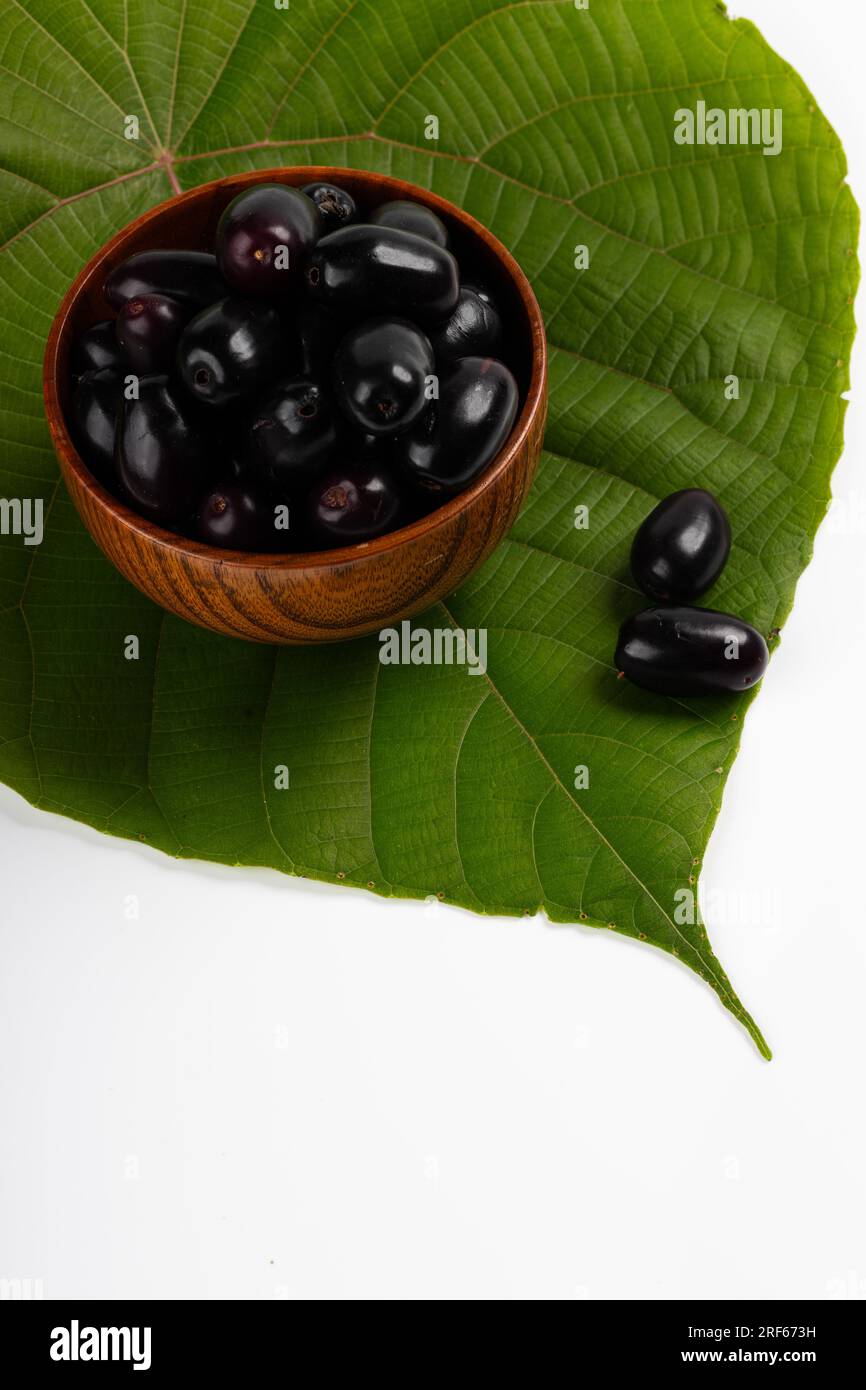 Java Plum oder Indian Blackberry, isoliertes Bild mit weißem Hintergrund Stockfoto