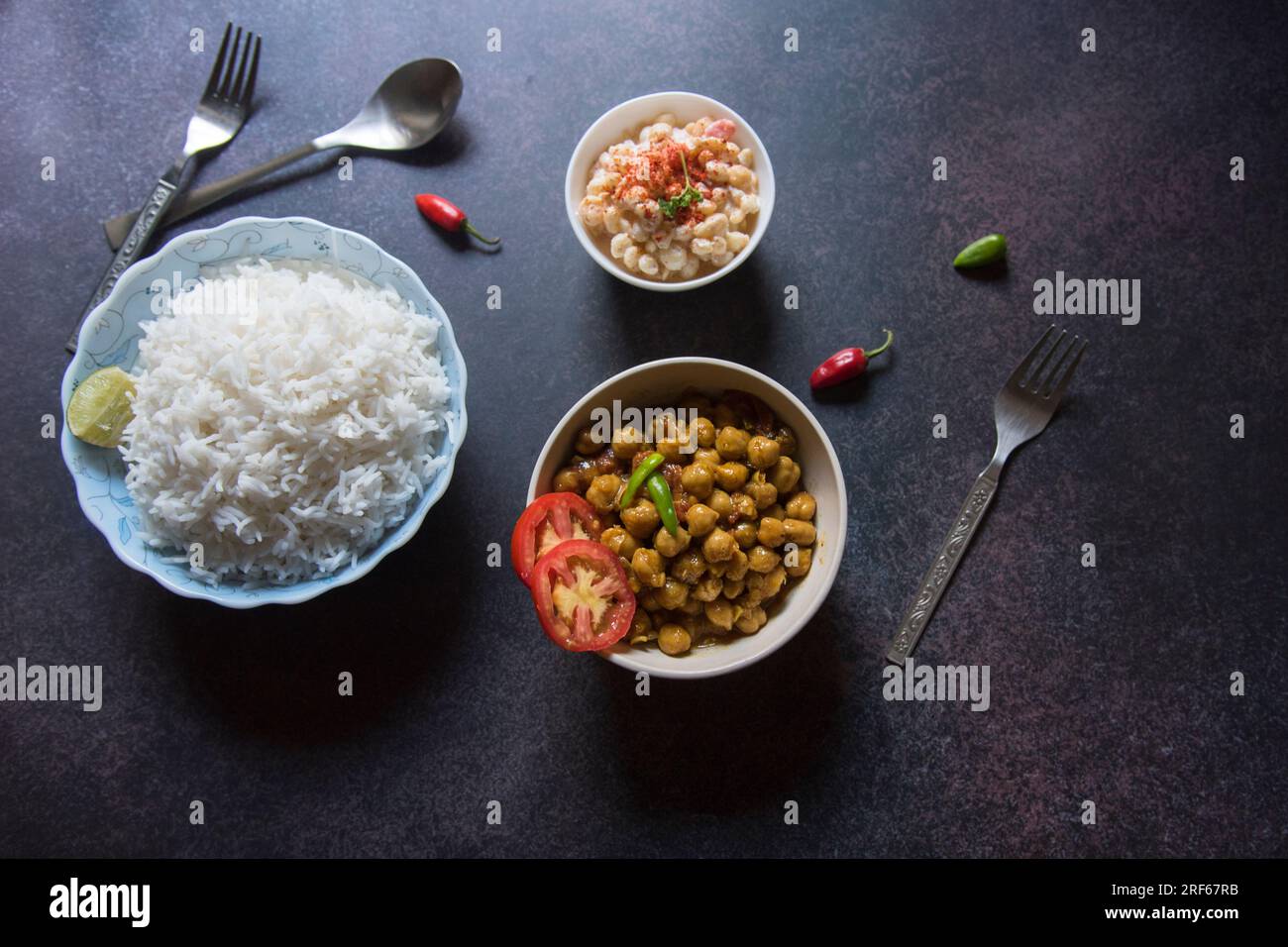 Blick von oben auf das indische Mittagsmenü Kichererbsen Masala und Reis. Stockfoto