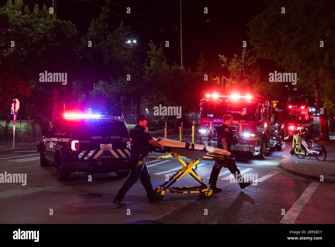 Seattle, USA. 31. Juli 2023. Kurz nach 10;00pm ein Bericht über einen großen Kampf auf Pine und 10. Ave bei Cal Anderson Park. Die Polizei von Seattle fand eine Person mit mehreren Stichwunden und begann mit lebensrettender Hilfe. Das Opfer wurde in stabilem Zustand ins Harborview Krankenhaus gebracht. Gewaltverbrechen in Seattle sind auf dem Capitol Hill auf dem Vormarsch. James Anderson/Alamy Live News Stockfoto