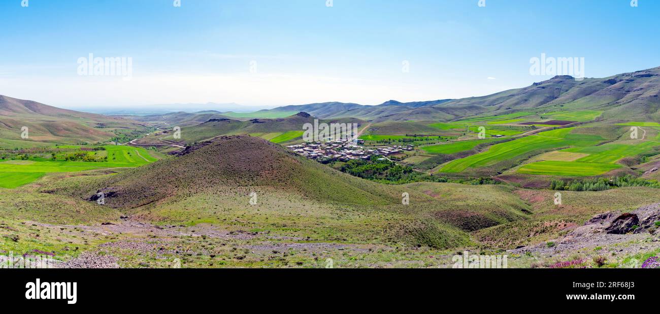 Eine wunderschöne Aussicht auf die Berge und eine Straße zwischen den Bergen im Iran Stockfoto