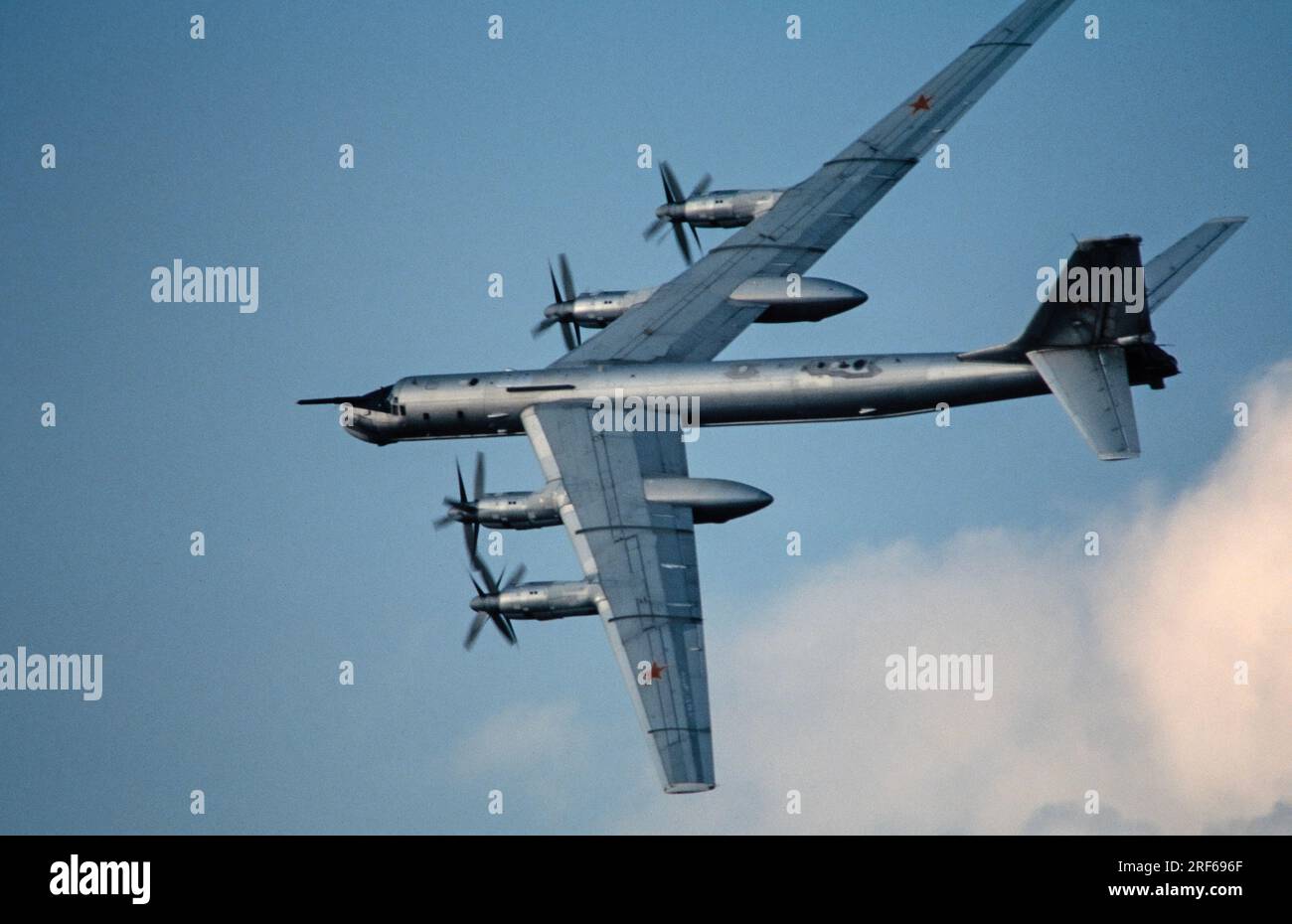 Ein russischer Luftwaffe TU-95 Bear Langstreckenbomber, im Flug. Stockfoto