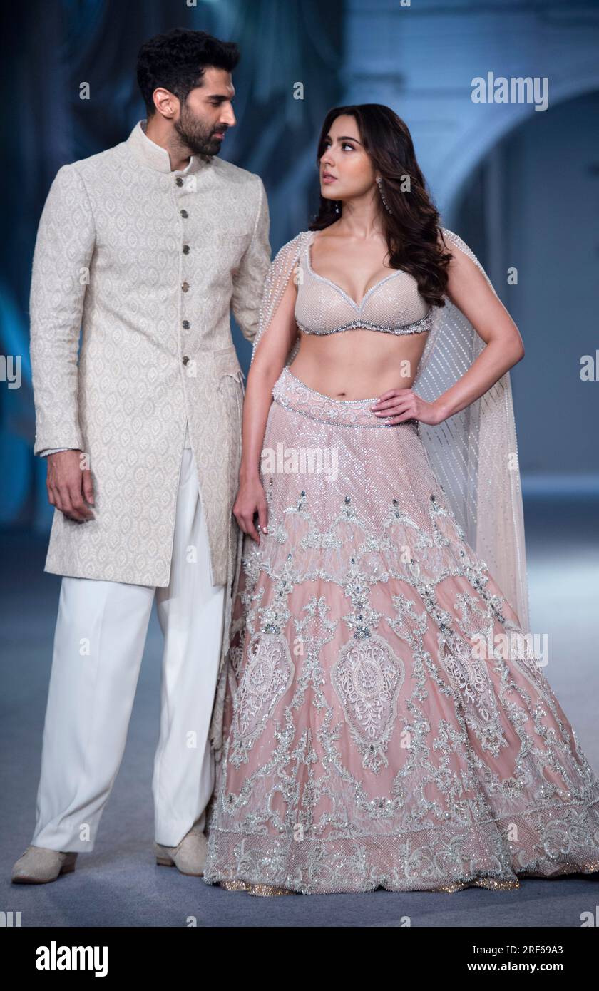 Neu-Delhi, Indien. 31. Juli 2023. Bollywood Schauspieler Aditya Roy Kapur (L) und Schauspielerin Sara Ali Khan präsentieren Kreationen der indischen Designer Shantnu und Nikhil während der FDCI India Couture Week 2023 in Neu-Delhi, Indien, am 31. Juli 2023. Kredit: Javed Dar/Xinhua/Alamy Live News Stockfoto