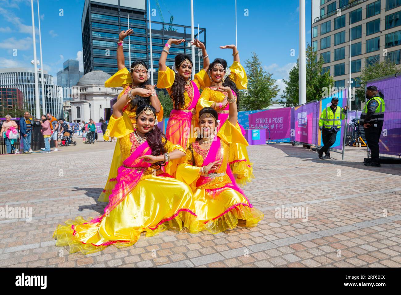 Gruppe von fünf indischen Tänzerinnen, die sich während des Birmingham Festivals 23 im Stadtzentrum von Birmingham postieren. Stockfoto