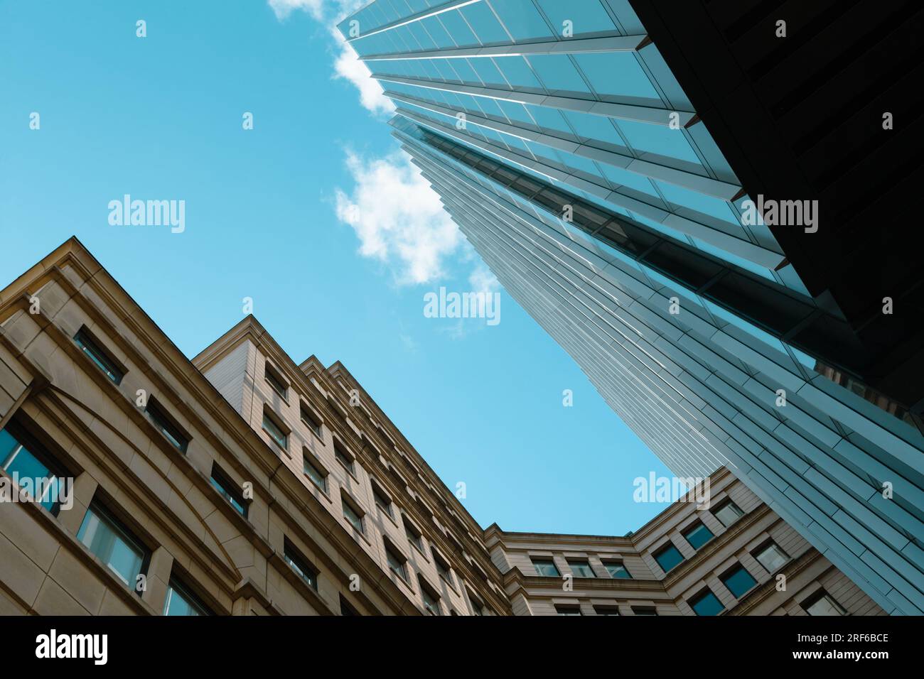 Neues Gebäude neben dem alten Gebäude, Colmore Row, Birmingham City Centre, UK 2023 Stockfoto