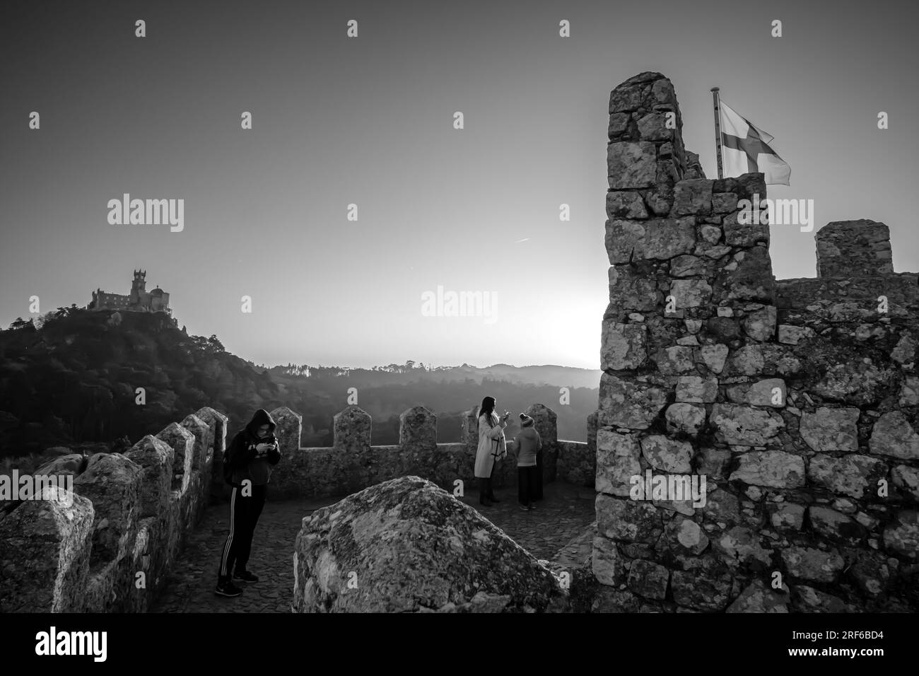 Sintra, Portugal - 5. Januar 2020 : Blick auf die Ruinen des Castelo dos Mouros, der Burg der Mauren und des Palastes Peña im Hintergrund Stockfoto