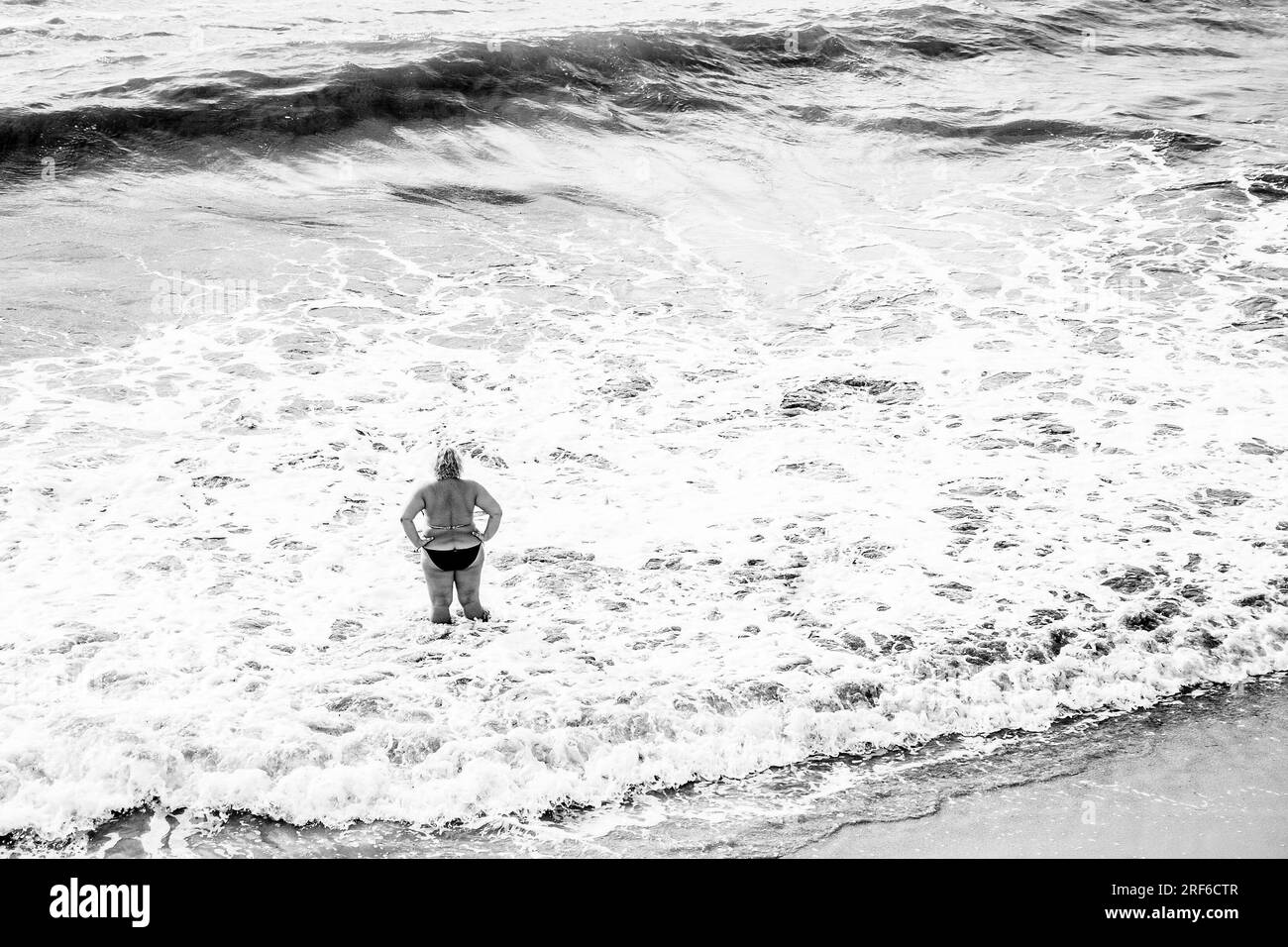 Eine Frau im Badekostüm am Meer Stockfoto