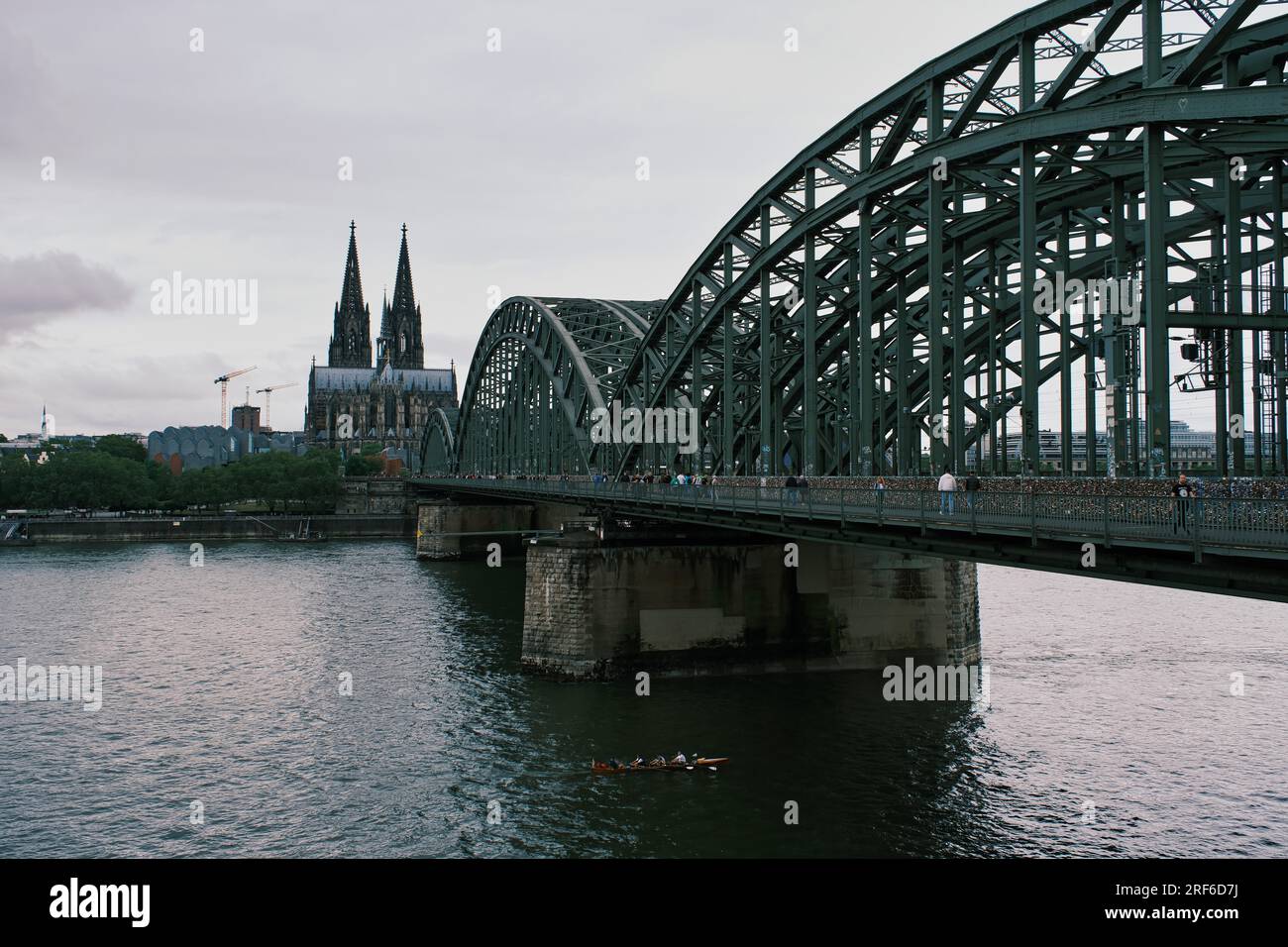 Blick auf den Rhein mit Dom und Brücke, Köln, Deutschland Stockfoto
