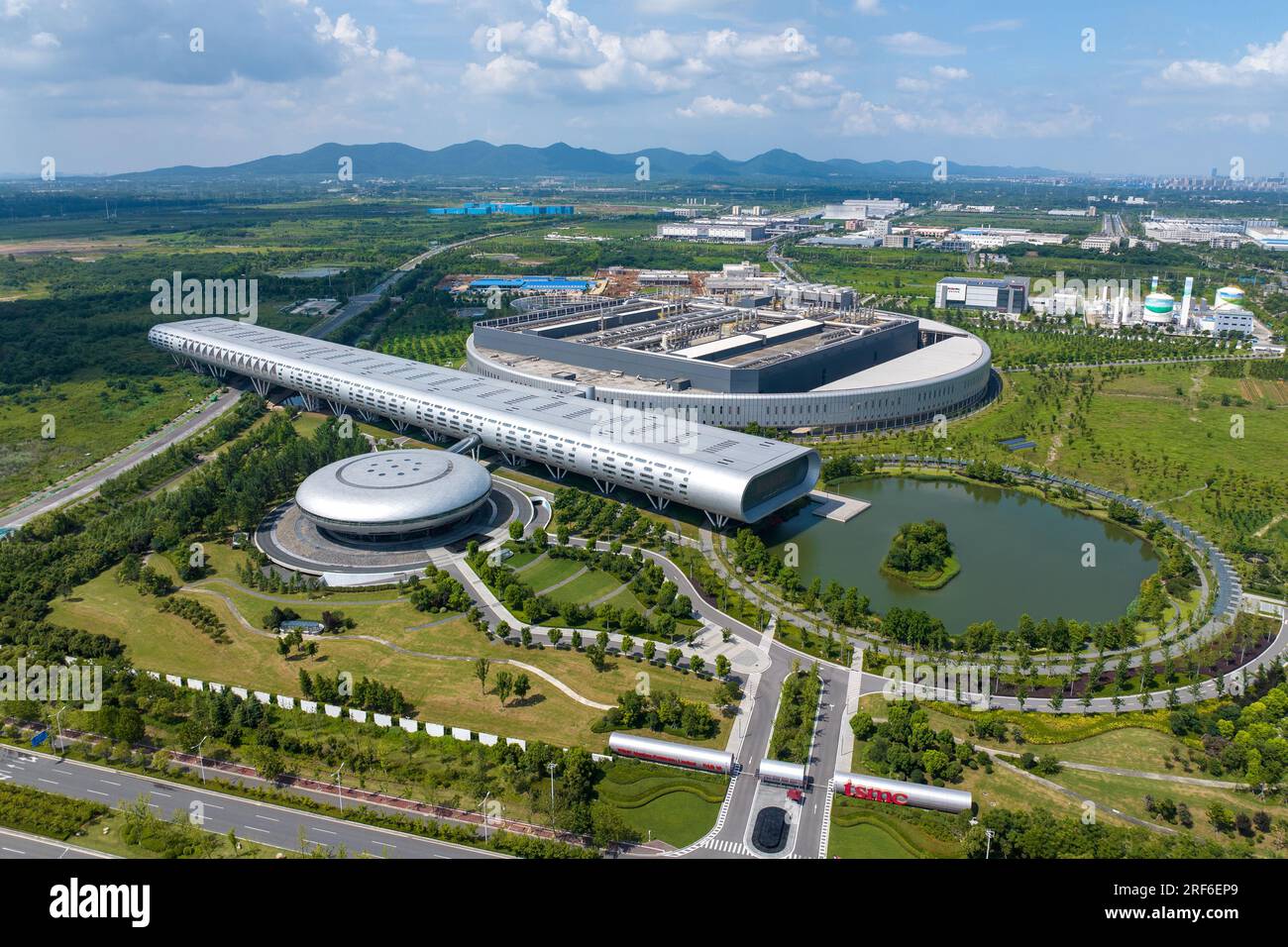 NANJING, CHINA - 1. AUGUST 2023 - Luftfoto zeigt das Werk der Taiwan Semiconductor Manufacturing Company (TSMC) in Nanjing, Provinz Jiangsu, Au Stockfoto