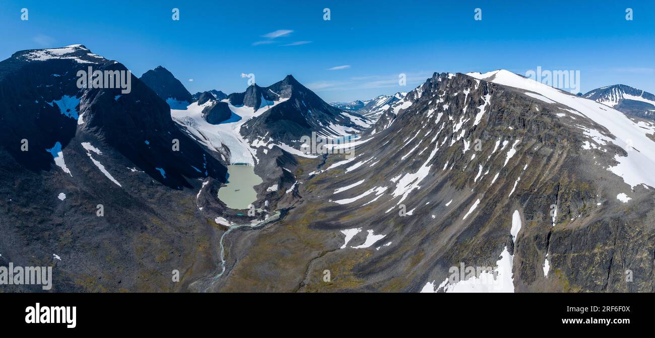 Kaskasavagge Tal mit Kaskapakte Gletscher und Bergen, Kaskasatjakka Berg, Kuopertjakka und Niibbas, Gletschersee mit Morain Stockfoto