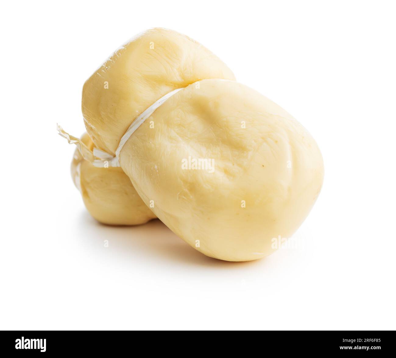 Geräucherter Scamorza-Käse, isoliert auf weißem Hintergrund. Stockfoto