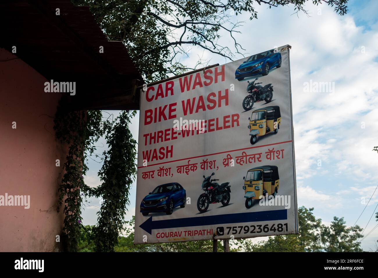 Juni 28. 2023. Dehradun City, Uttarakhand Indien. Farbenfrohes Schild in Uttarakhand, Indien, mit Auto- und Fahrzeugwaschanlage mit bezauberndem Clip Stockfoto