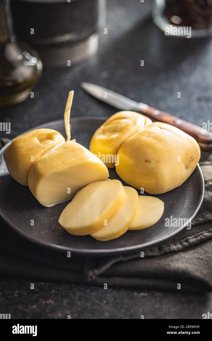 Geräucherter Scamorza-Käse auf dem Teller. Stockfoto