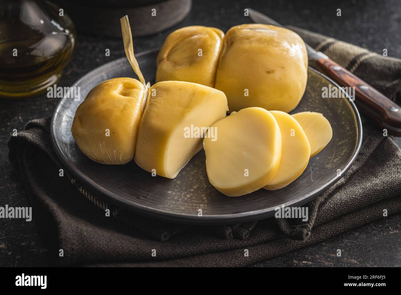Geräucherter Scamorza-Käse auf dem Teller. Stockfoto