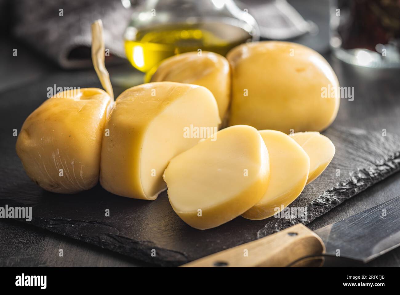Geräucherter Scamorza-Käse auf dem Schneidebrett. Stockfoto