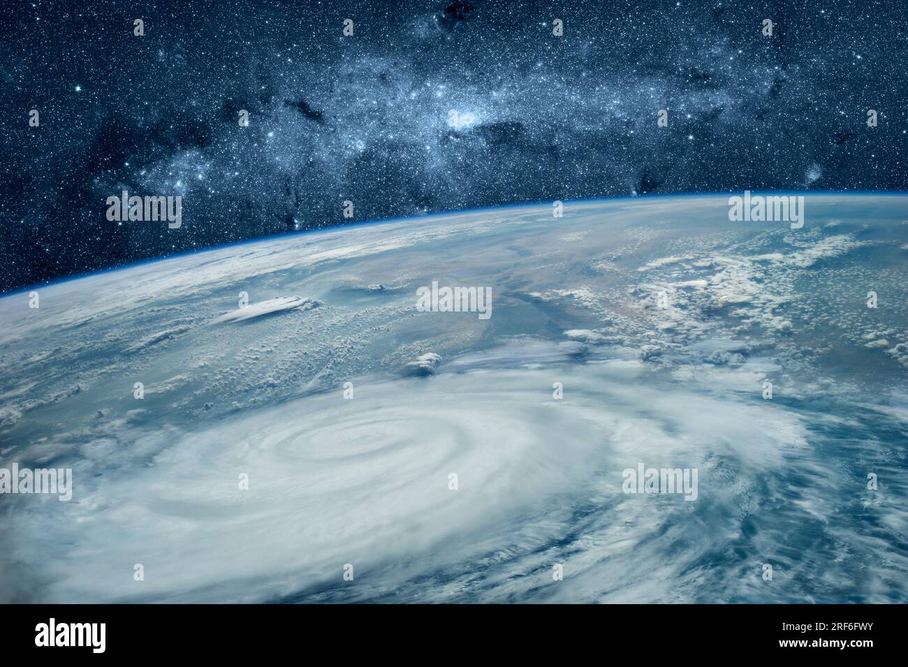 Erde aus dem All mit Zyklon, Hurrikan im Ozean Stockfoto