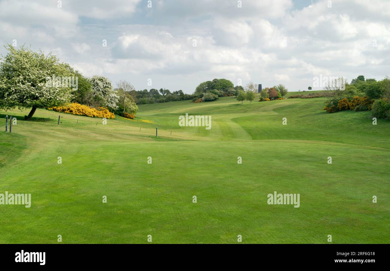 Sehen Sie die öffentliche Parklandschaft und den Golfplatz von Westwood mit reichlich Gras und blühenden Bäumen unter dem Wolkenhimmel in Beverley, Yorkshire, Großbritannien. Stockfoto