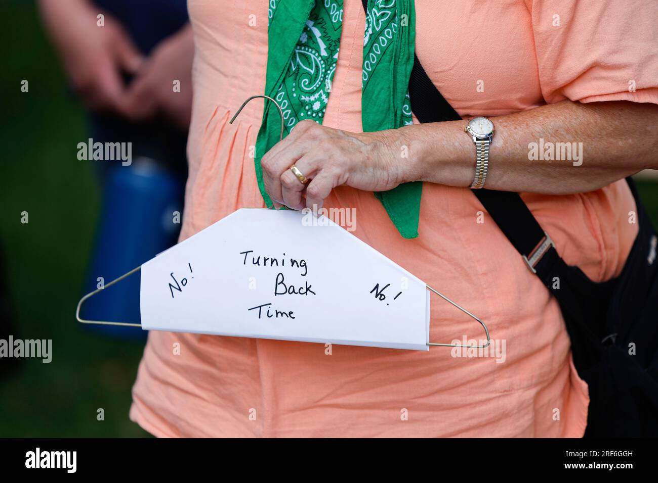 Bloomington, Usa. 31. Juli 2023. Eine Frau hält ein Schild mit der Aufschrift „Nein! Turning Back Time“, während sich Demonstranten vor dem Gerichtsgebäude von Monroe County während einer Reihe von Nachforschungen rund um den Bundesstaat Indiana versammeln, bevor Indianas nahezu totales Abtreibungsverbot beginnt. Die Wachen wurden von Hoosier Juden for Choice organisiert, Indiana JETZT Chapters und MADVoters. Das fast totale Abtreibungsverbot in Indiana beginnt am 1. August 2023. Kredit: SOPA Images Limited/Alamy Live News Stockfoto