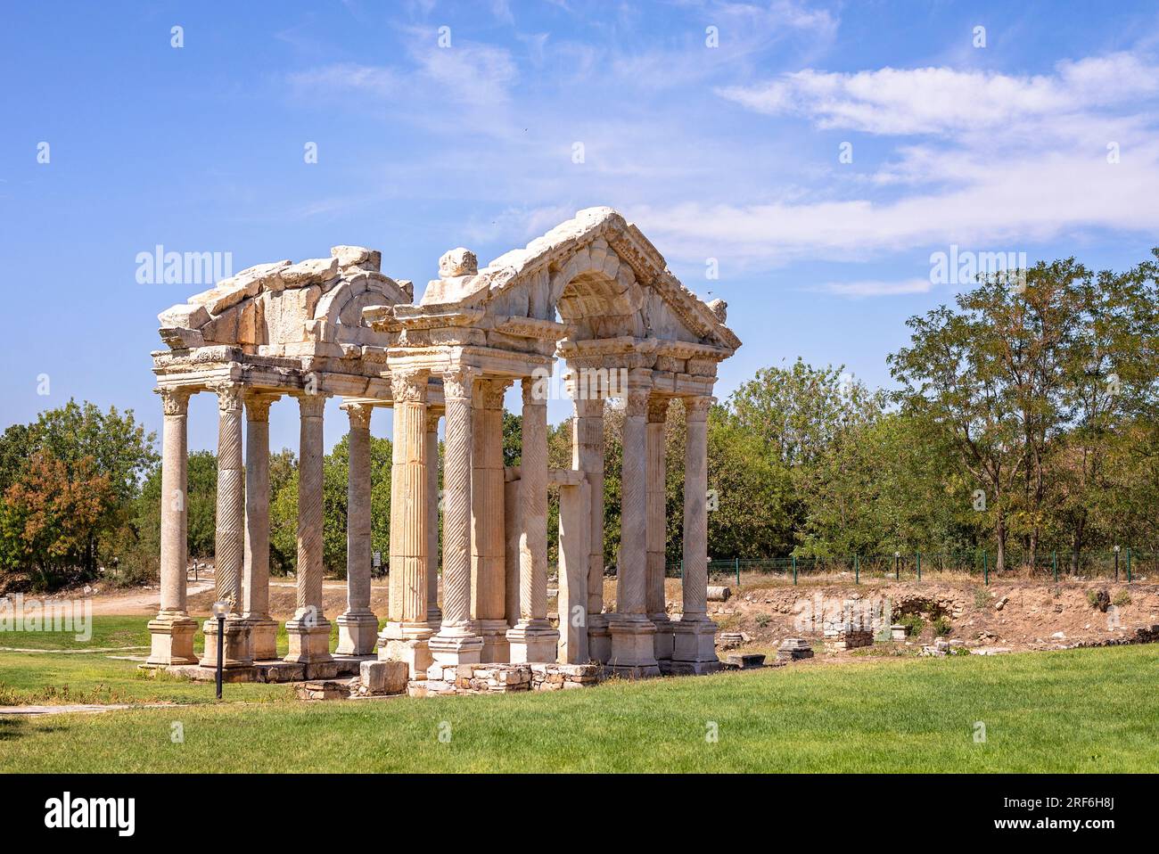 Ruinen des römischen Tempels Tetrapylon in Aphrodisias, eine bemerkenswert erhaltene römische Stadt in der antiken Caria, Türkei, UNESCO-Weltkulturerbe Stockfoto