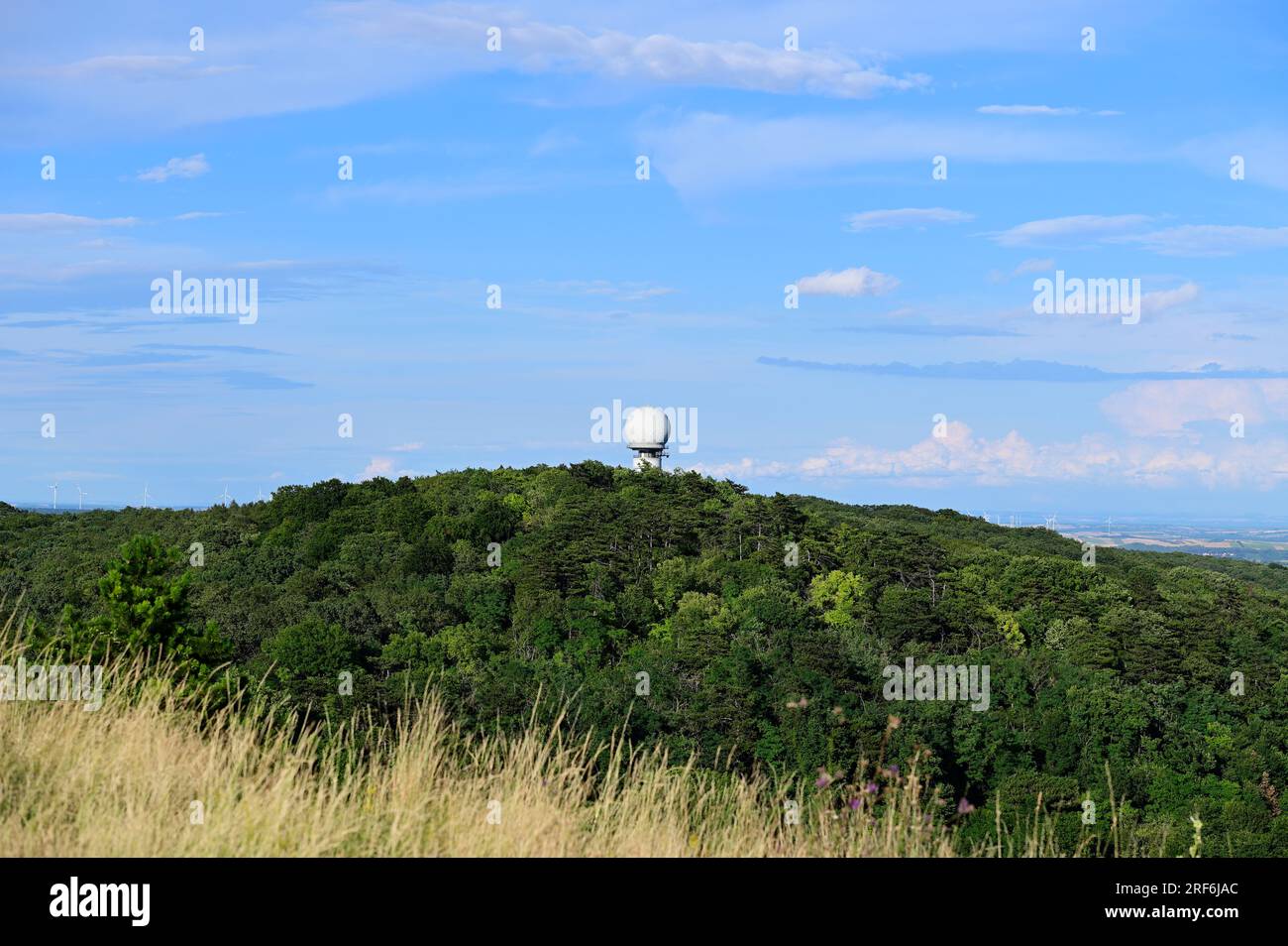 Naturpark Leiserberg, Weinviertel, Niederösterreich, Österreich. 29. Juli 2023. Radarstation Buschberg Stockfoto
