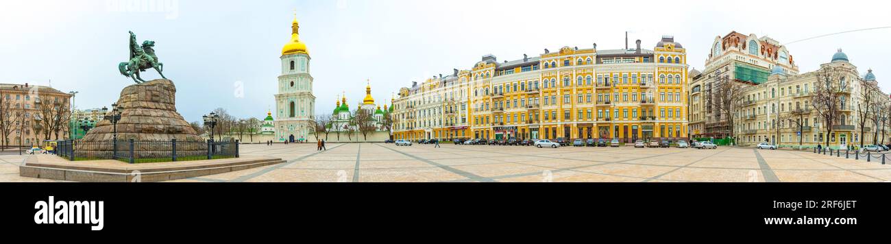 Kiew Ukraine, 09. April 2007, Panoramaaussicht auf die Hagia Sophia Kirche mit einer hohen Turmglocke und den Vorplatz mit der Bohdan Khmelnytsky Statue Stockfoto