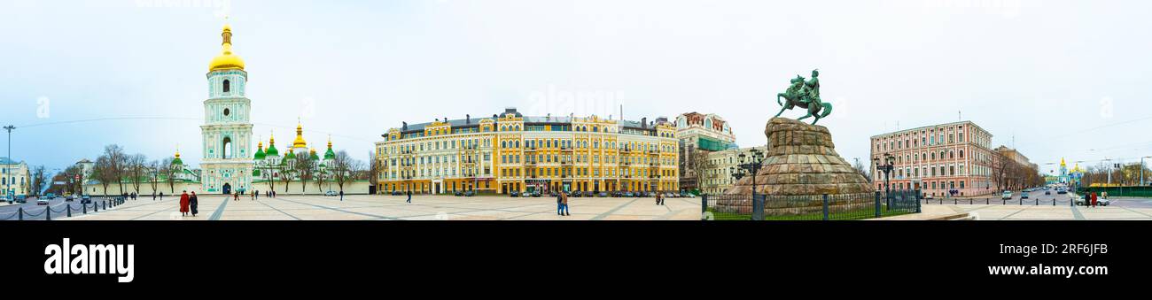 Kiew Ukraine, 09. April 2007, Panoramaaussicht auf die Hagia Sophia Kirche mit einer hohen Turmglocke und den Vorplatz mit der Bohdan Khmelnytsky Statue Stockfoto