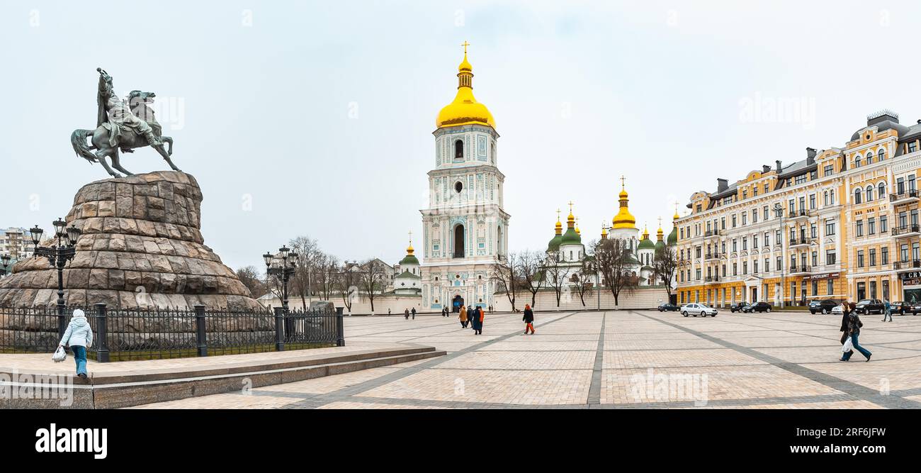 Kiew Ukraine, 09. April 2007, Panoramaaussicht auf die Hagia Sophia Kirche mit einer hohen Turmglocke und den Vorplatz mit der Bohdan Khmelnytsky Statue Stockfoto