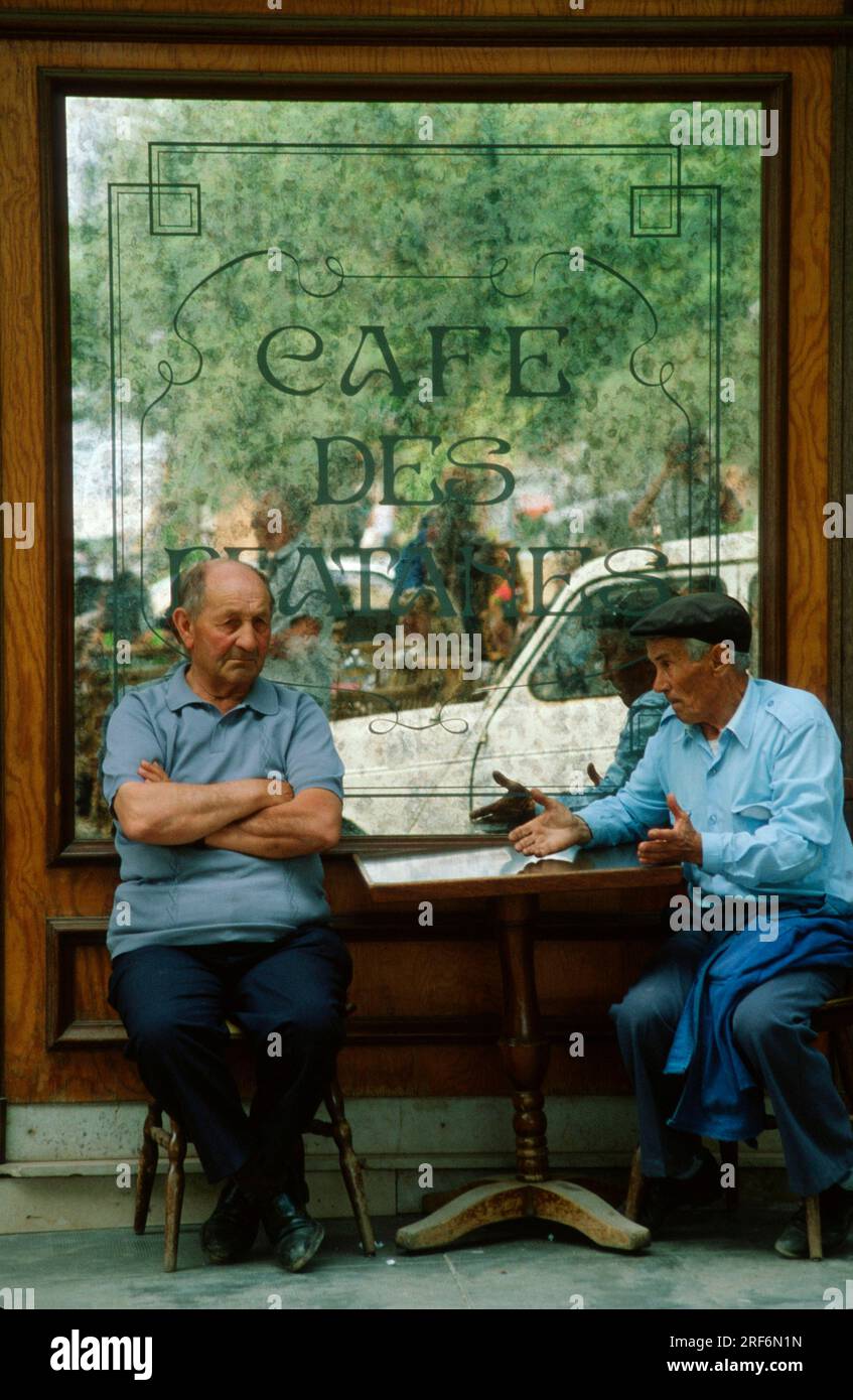 Männer in einem Straßencafé, Ile Rousse, Korsika, Frankreich Stockfoto