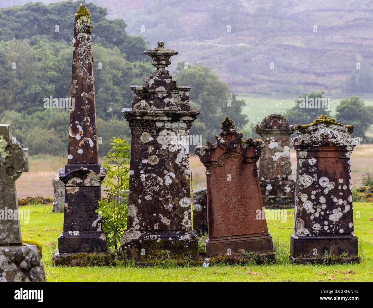 Colintraive Graveyard in Colintraive, Argyll und Bute, Schottland, Großbritannien : 2023. Juli 16 - Kilmodan Churchyard and Graveyard, Glendaruel. Eine Betäubung Stockfoto