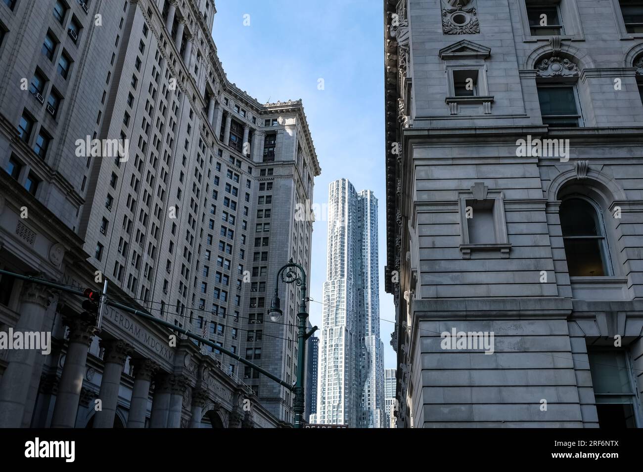 Architektonische Details der Centre Street, einer Nord-Süd-Straße im New York City Bezirk Manhattan, im Civic Center in Lower Manhattan Stockfoto