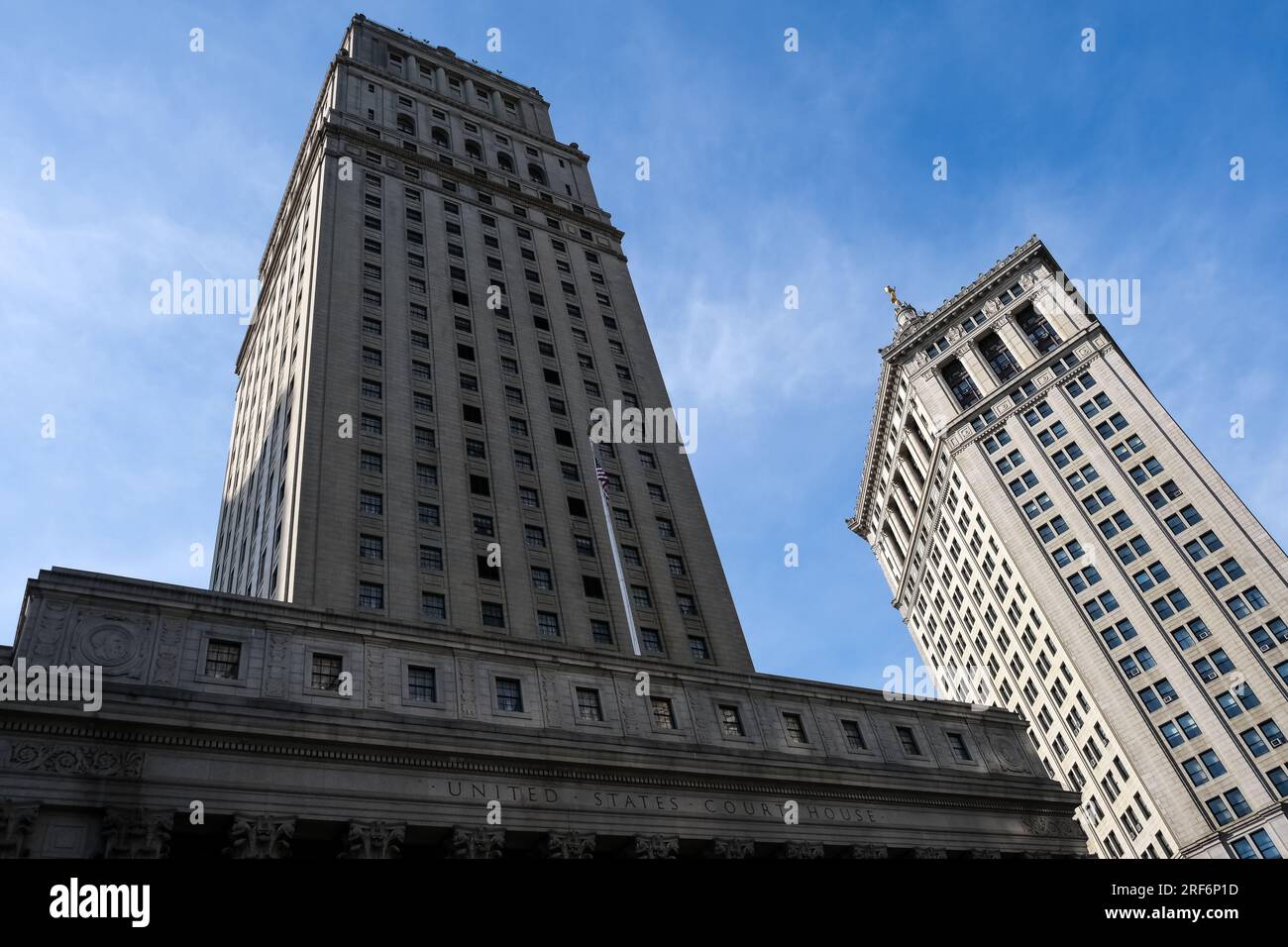 Blick auf den Foley Square, eine Straßenkreuzung im Civic Center von Lower Manhattan, New York City, mit Thomas Paine Park Stockfoto