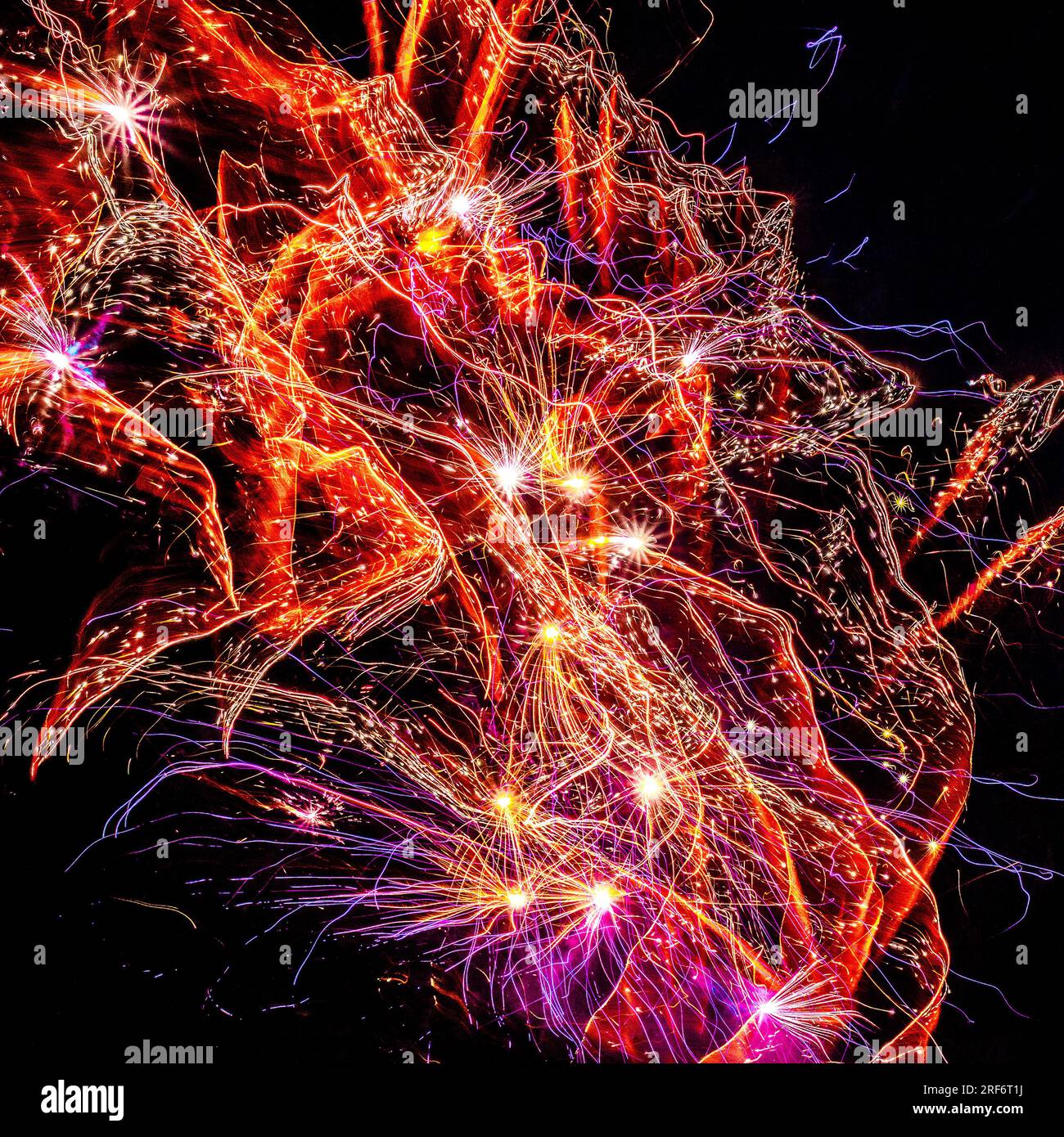 Abstract 5-Sekunden Long Exposure of public Fireworks Display anlässlich des 14. Juli in Frankreich - La Roche Posay, Vienne (86), Frankreich. Stockfoto