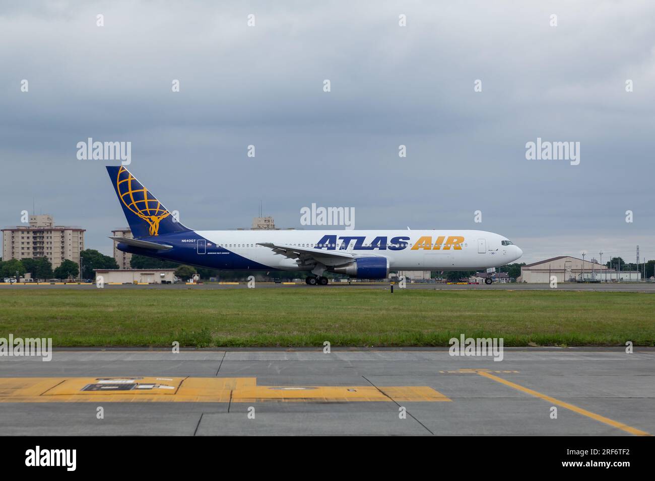 Eine Boeing 767-3S1(er), die von der Atlas Air Cargo Company am Yokota Airbase in Fussa, Tokio, Japan, betrieben wird. Stockfoto