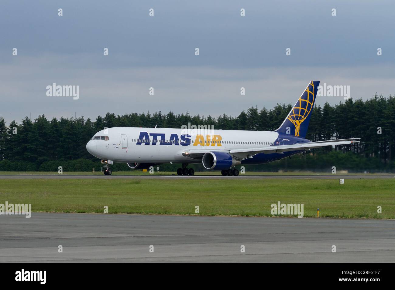 Eine Boeing 767-3S1(er), die von der Atlas Air Cargo Company am Yokota Airbase in Fussa, Tokio, Japan, betrieben wird. Stockfoto