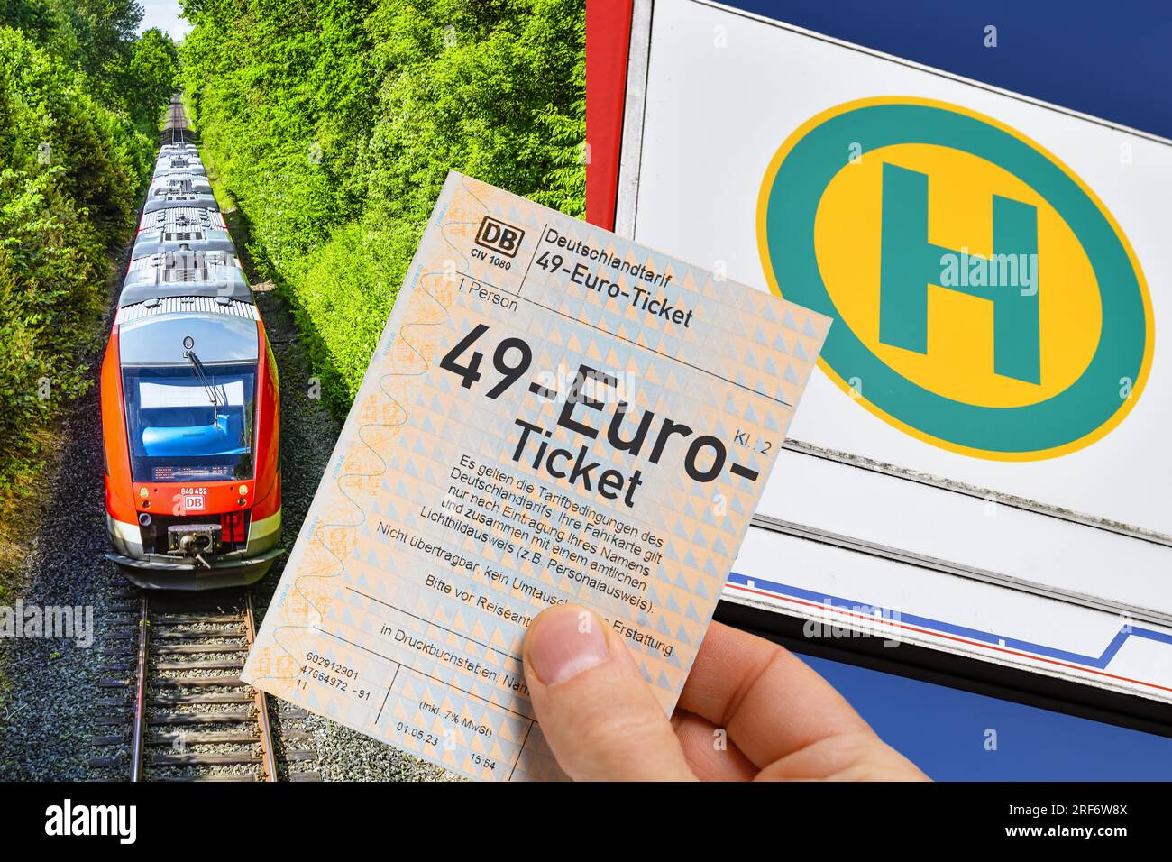 FOTOMONTAGE, Hand hält 49-Euro-Ticket vor Regionalbahn und Bushaltestellenschild, Symbolfoto Stockfoto