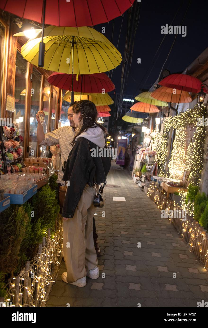 Freunde, die in Jongno Seoul einkaufen Stockfoto