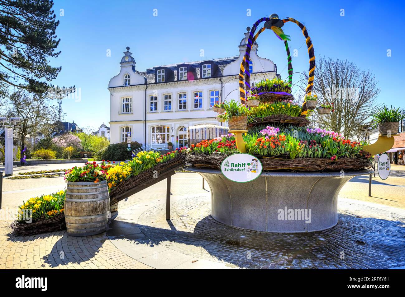 Mit Blumen geschmückter Brunnen auf dem Timmendorfer Platz in Timmendorfer Strand, Schleswig-Holstein, Deutschland Stockfoto