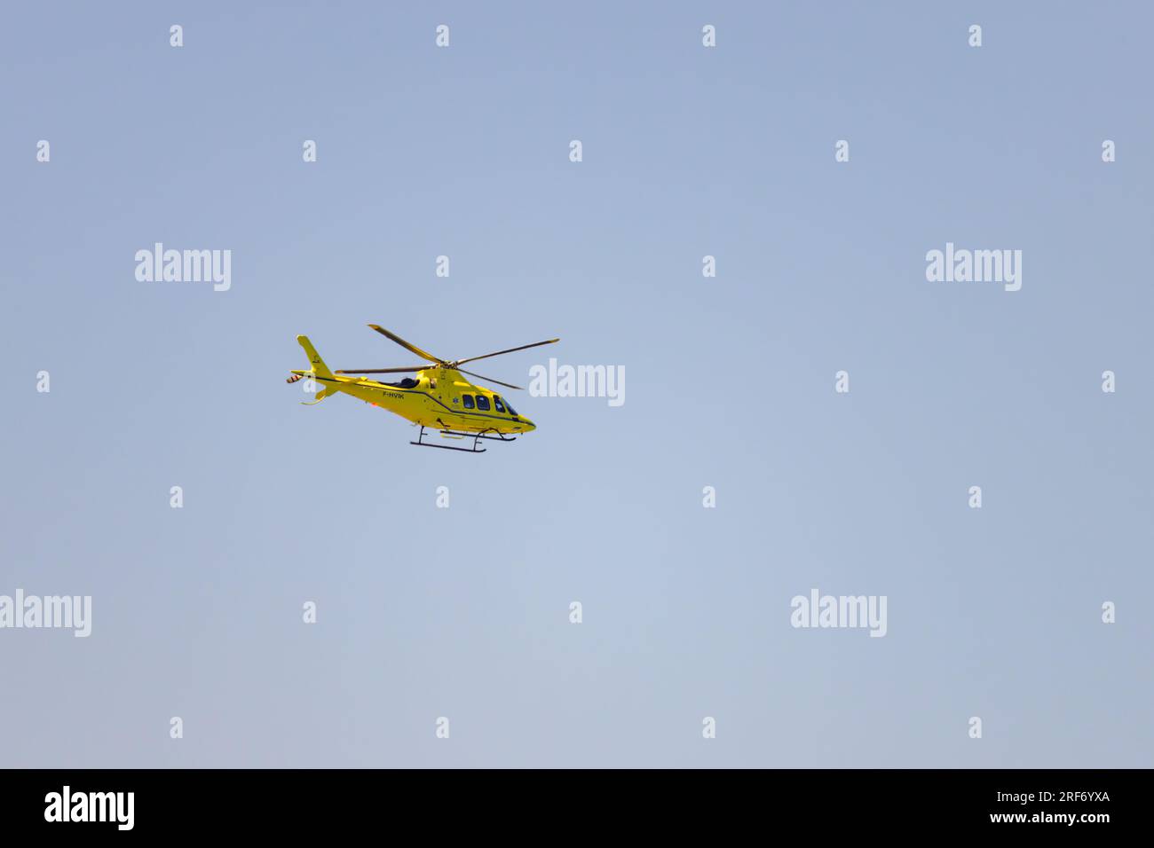 Cap de Gris nez, Frankreich - 7. Juli 2022: Ein Hubschrauber, der bei Tageslicht am Himmel fliegt, Maschine, Wolken Stockfoto