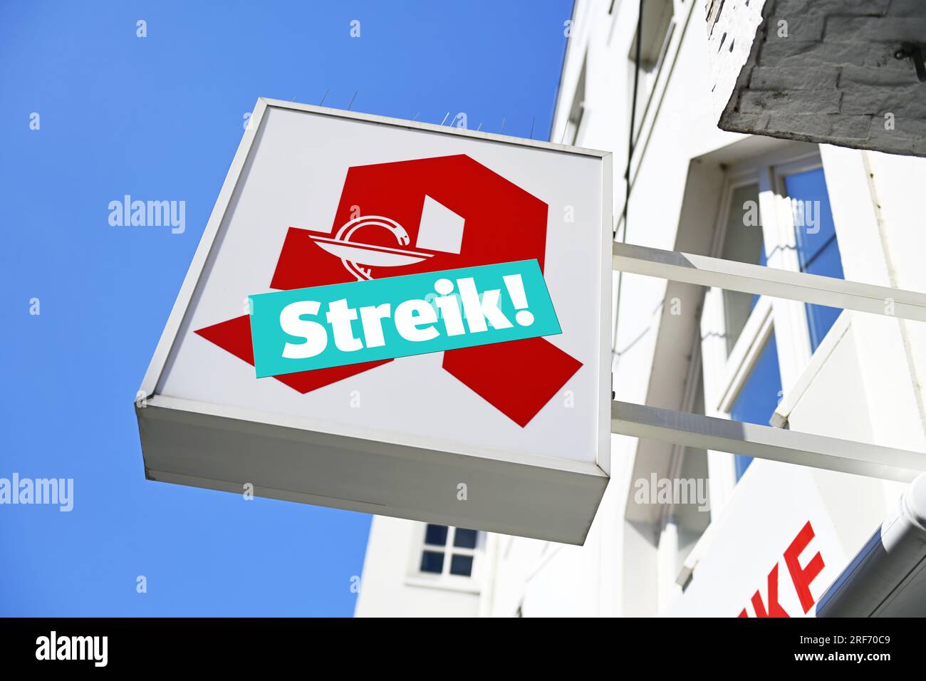 FOTOMONTAGE, Apothekenschild mit Schriftzug Streik! Stockfoto