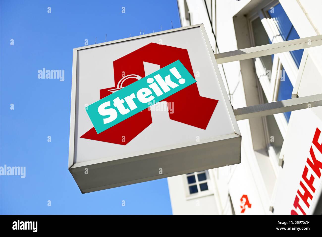 FOTOMONTAGE, Apothekenschild mit Schriftzug Streik! Stockfoto