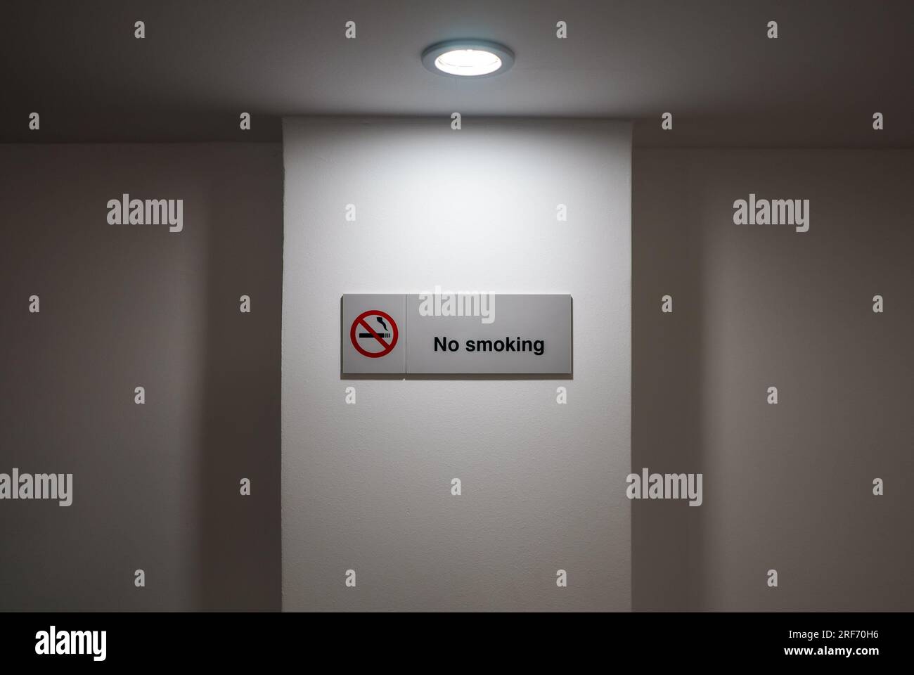 Das Rauchverbot-Schild hängt an der Wand. Stockfoto