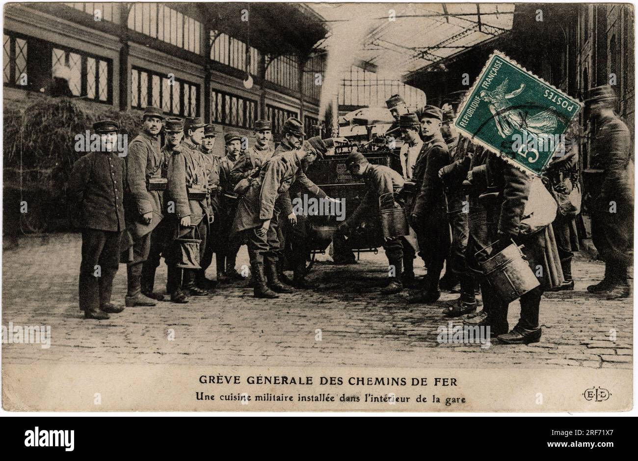 Une Cuisine Militaire installee dans l'Interieur de la gare, Pendant la greve generale des chemins de fer. Carte postale Debüt du XXeme siecle. Stockfoto