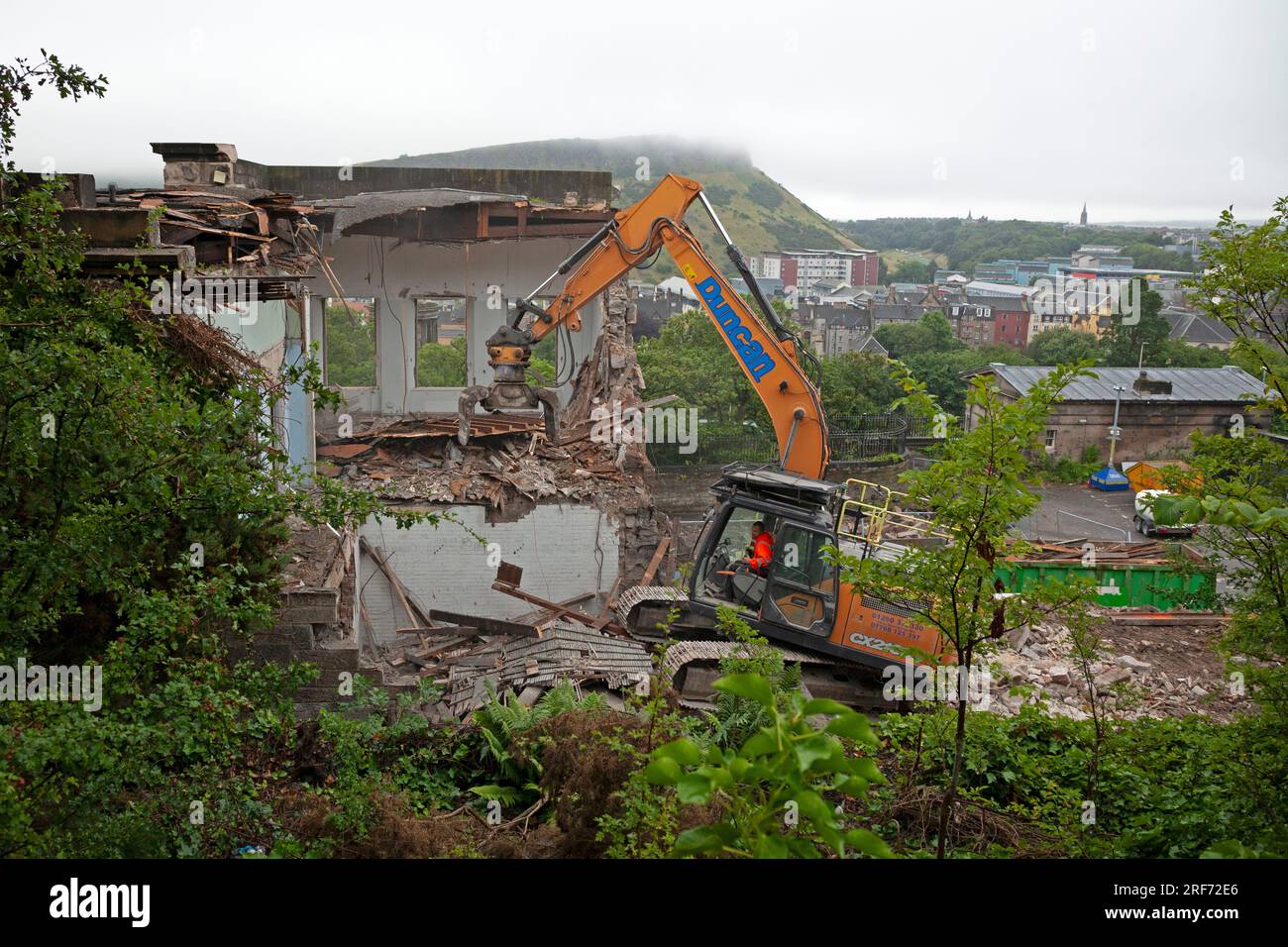 Old Royal High School, Edinburgh, Schottland, Großbritannien. 1. August 2023. Der Abriss von Gebäuden hinter Edinburghs Old Royal High School geht weiter. Mit den £55 Millionen Dollar soll das historische Gebäude restauriert und in eine „Weltklasse“-Musikschule und einen Veranstaltungsort verwandelt werden. Die Sanierung des Zum Weltkulturerbe Gehörenden Gebäudes auf Calton Hill als nationales Zentrum für Musik erlangte 2017 erstmals eine Baugenehmigung. Im Rahmen des vom Royal High School Preservation Trust geleiteten Programms wird das von Thomas Hamilton entworfene historische Gebäude ein neues Leben als National Centre for Music mit drei öffentlichen Veranstaltungsräumen beginnen Stockfoto