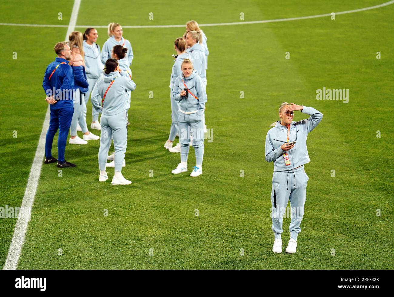 Die englische Torhüterin Ellie Roebuck (rechts) besichtigt das Spielfeld vor dem FIFA Women's World Cup 2023, Group D-Spiel im Hindmarsh Stadium, Adelaide, Australien. Foto: Dienstag, 1. August 2023. Stockfoto
