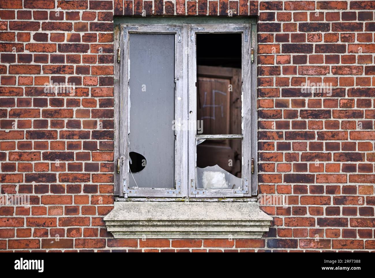 Ein Hakenkreuz hat an die Tür in einem leer stehenden Gebäude in Hamburg gesprüht, Symbolfoto Rechtsextremismus Stockfoto