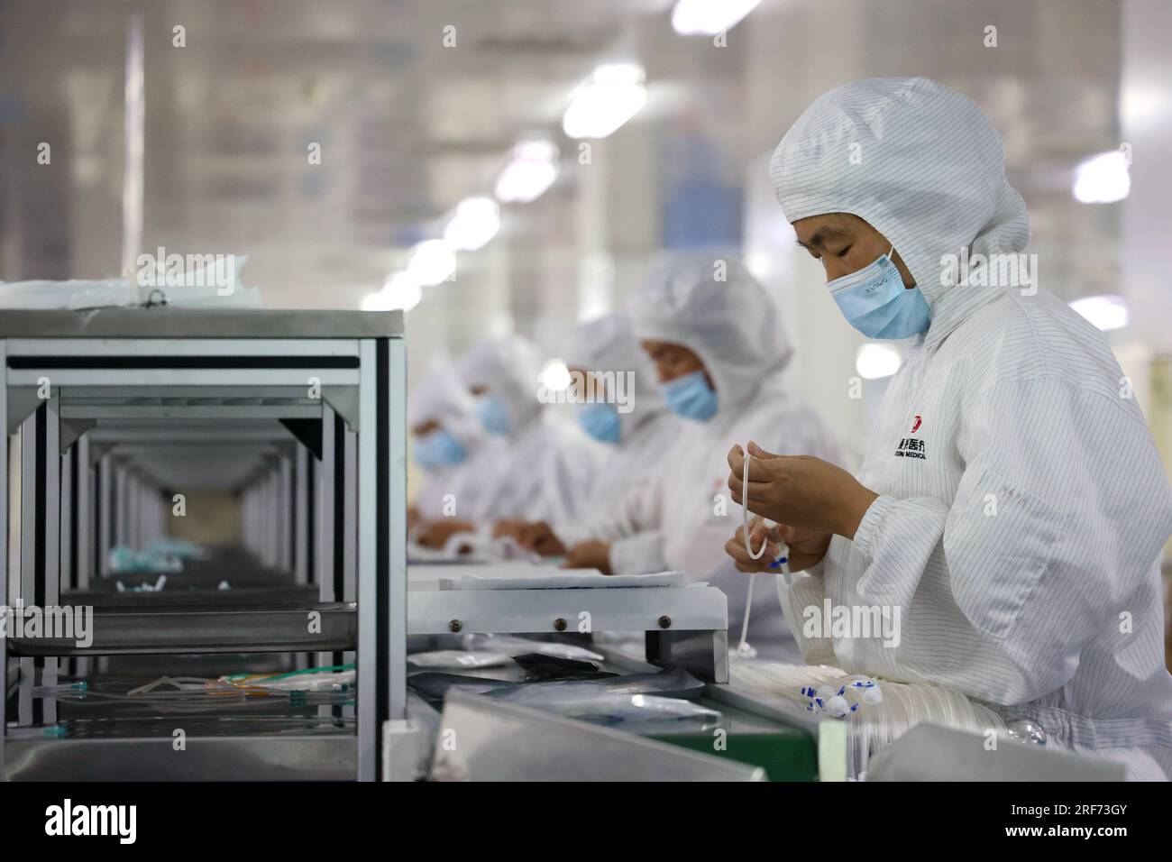 BINZHOU, CHINA - 31. JULI 2023 - Arbeiter produzieren im Ausland Bestellungen für medizinische Geräte in der aseptischen Werkstatt eines Medizintechnik-Unternehmens in Binzho Stockfoto