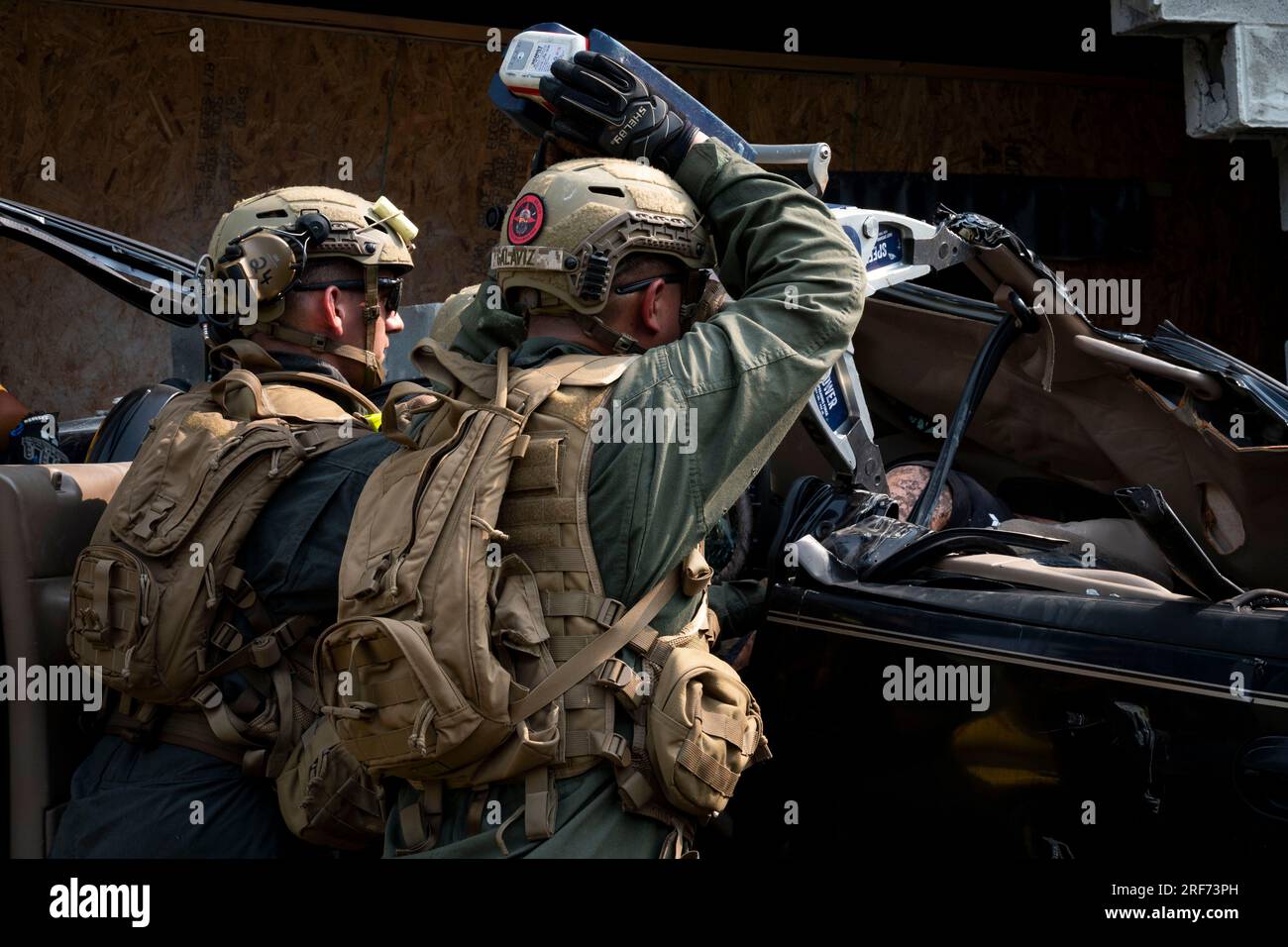 USA Marines von der Chemical Biological Incident Response Force verwenden ein „Jaws of Life“-Tool, um ein fiktives Opfer als Teil von „Exercise Scarlet Response 2023“ in den Guardian Centers, Perry, Georgia, 17. Juli 2023, zu extrahieren. Ein Entwicklungsteam der USA Army Medical Material Development Activity nahm an der Übung als Teil eines Endnutzer-Touchpoints Teil, um die reale Anwendbarkeit des Health Readiness and Performance Systems (HRAPS) während gemeinsamer Serviceeinsätze zu bewerten. HRAPS ist ein tragbares Gerät, das medizinischen Fachkräften und Kommandanten vor Ort dabei hilft, die physiologischen Reaktionen von Dienstangehörigen zu überwachen Stockfoto