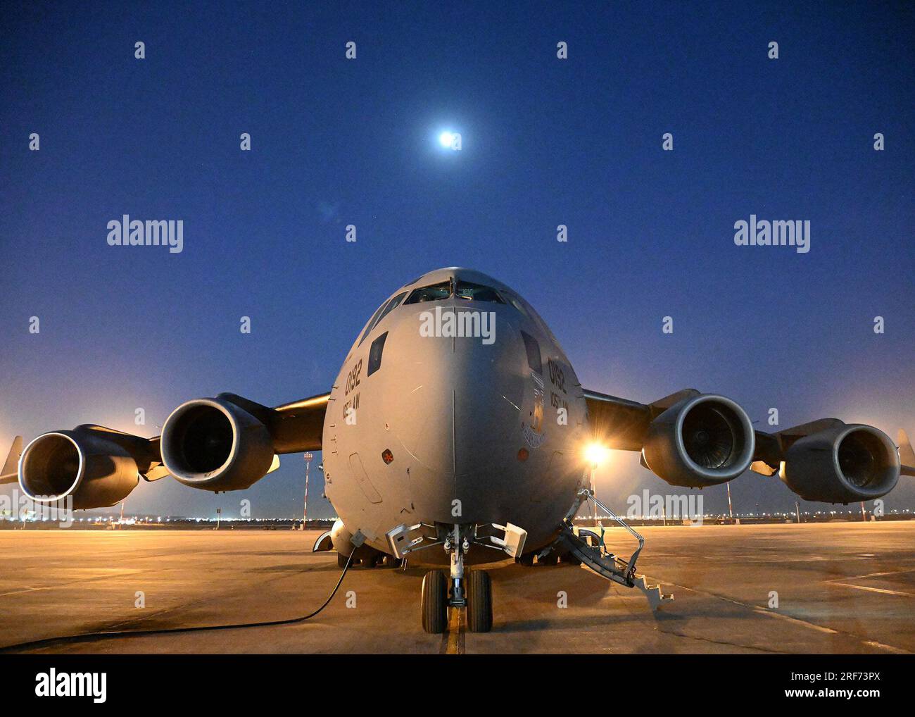 Ein C-17 Globemaster III aus dem 105. Airlift Wing befindet sich am 30. Juni 2023 auf der Rampe am Kuwait International Airport. 17 Flugzeuge aus der Stewart Air National Guard Base, Newburgh, NY, flogen um die Welt mit dem 123. Contingency Response Team zur Unterstützung von Exercise Air Defender 23 und Mobility Guardian 23. (USA Air National Guard Foto von 2. LT. Briana Ross) Stockfoto